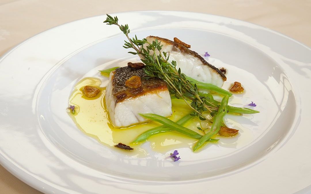 Bacalao sobre pisto y salsa verde